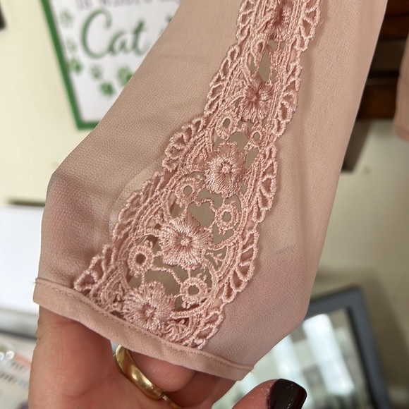 FOREVER 21 Light Champagne Color Sheer Blouse w/Eyelet Sleeve Detail, Small,EUC. - Picture 4 of 6